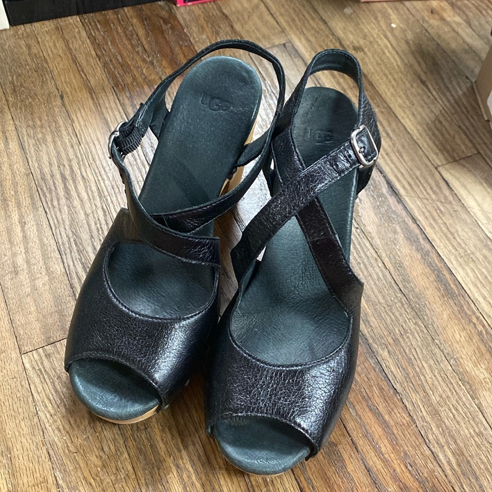 Ugg Black Leather can oases strapped sandal -